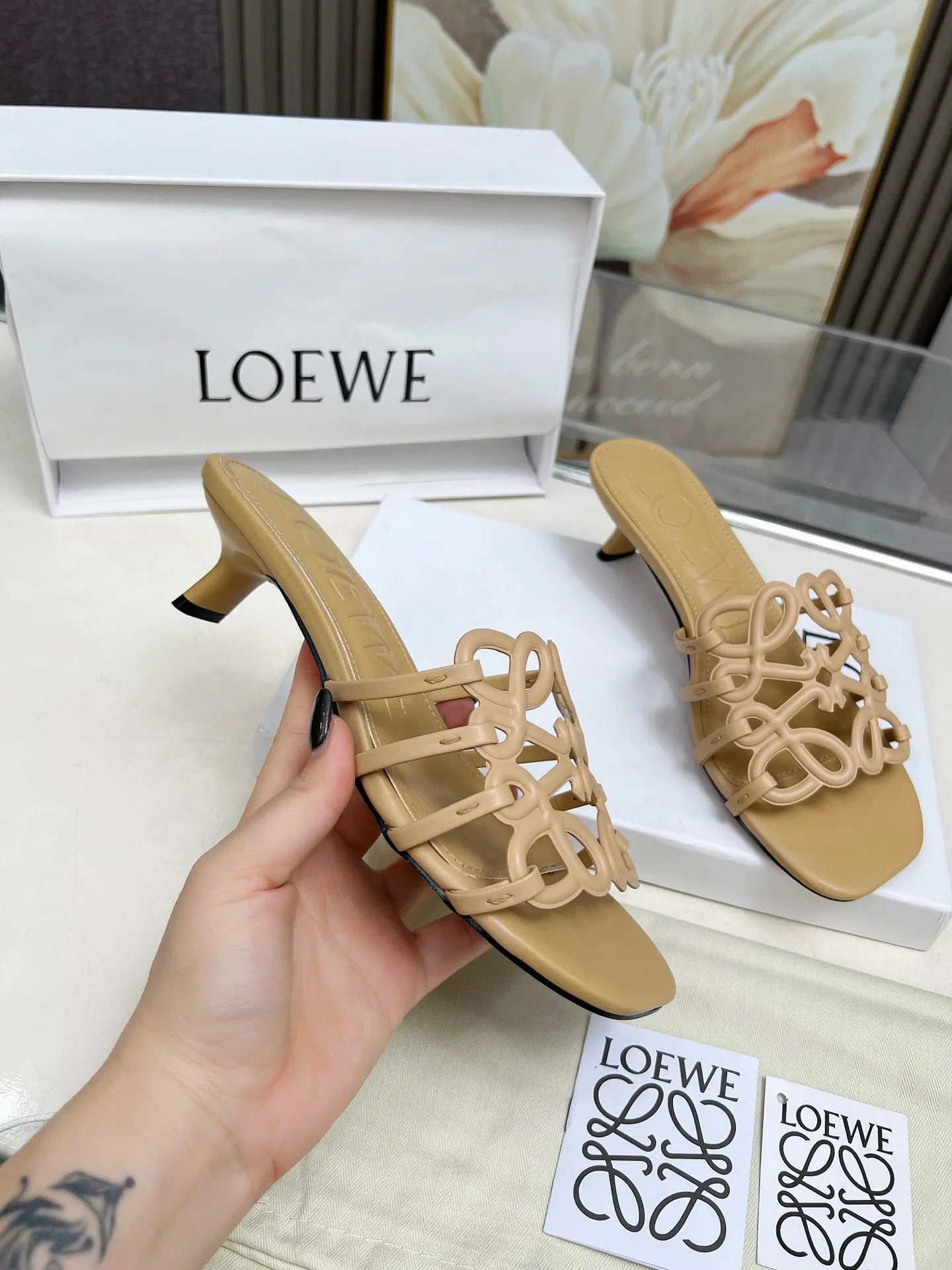 👟👟Ex-factory price 500👟👟 LOEWE 2025 SS summer limited edition hollow slippers, it is a very comprehensive noble fashion brand, highly recommended to all little fairies.   1⃣️Material: Imported cowhide 2⃣️Inner lining: Imported Italian lambskin, super soft and delicate 3⃣️Outsole: Imported Italian original original color genuine leather outsole Heel height 4.5 4⃣️Code number: 35 to 39 (40.41.42.43. Customized)
